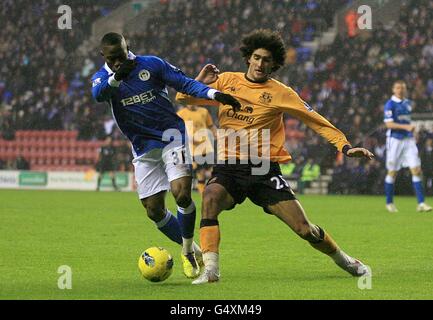 Fußball - Barclays Premier League - Wigan Athletic gegen Everton - DW Stadium. Maynor Figueroa von Wigan Athletic (links) und Marouane Fellaini von Everton kämpfen um den Ball Stockfoto