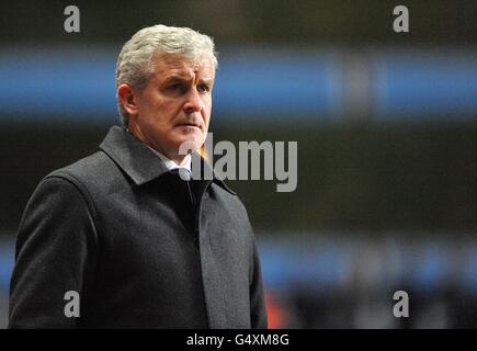 Fußball - Barclays Premier League - Aston Villa gegen Queens Park Rangers - Villa Park. Mark Hughes, Queens Park Rangers Manager Stockfoto