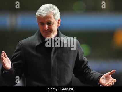 Fußball - Barclays Premier League - Aston Villa gegen Queens Park Rangers - Villa Park. Mark Hughes, Queens Park Rangers Manager Stockfoto