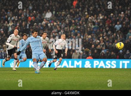 Fußball - Barclays Premier League - Manchester City / Fulham - Etihad Stadium. Sergio Aguero von Manchester City (links) erzielt das erste Tor von der Strafstelle aus Stockfoto