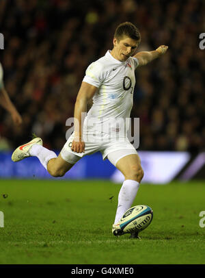 Rugby Union - RBS 6 Nations Championship 2012 - Schottland gegen England - Murrayfield. Der englische Owen Farrell schlägt eine Strafe Stockfoto