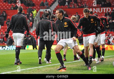 Fußball - Barclays Premier League - Manchester United / Stoke City - Old Trafford. Rio Ferdinand von Manchester United (Dritter rechts) wärmt sich mit Teamkollegen auf Stockfoto