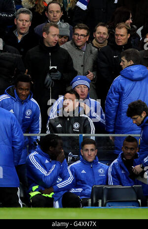 Fußball - Barclays Premier League - Chelsea / Manchester United - Stamford Bridge. Chelseas verletzten Kapitän John Terry nimmt vor dem Spiel seinen Platz hinter dem Mannschaftsdugout ein Stockfoto