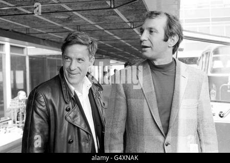 Die amerikanischen Schauspieler John Cassavetes (links) und Ben Gazzara am Flughafen Heathrow, London. Die Schauspieler sollen Drehorte für ihren neuen Film "Ehemänner" drehen. Stockfoto