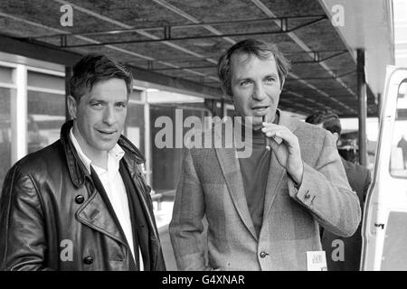 Die amerikanischen Schauspieler John Cassavetes (links) und Ben Gazzara am Flughafen Heathrow, London. Die Schauspieler sollen Drehorte für ihren neuen Film "Ehemänner" drehen. Stockfoto