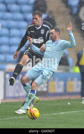 David Bell von Coventry City (rechts) und Andy Drury von Ipswich Town kämpfen während des Championship-Spiels im Ricoh Stadium, Coventry, um den Ball. Stockfoto