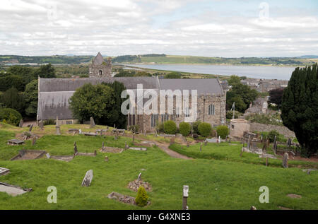 Der Stiftskirche Sankt Marienkirche mit dem Fluss Blackwater hinter Youghal, Co. Cork, Irland (Eire). Stockfoto