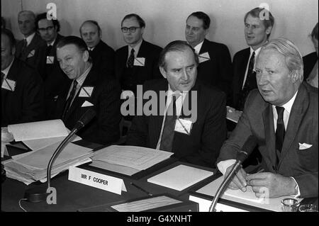 09/12/1973 - an diesem Tag in der Geschichte wird das Sunningdale-Abkommen von Premierminister Edward Heath (L-R), Francis Pym, dem nordirischen Sekretär, Frank Cooper, dem Ständigen Sekretär des nordirischen Büros, und Premierminister Edward Heath unterzeichnet und eröffnet die dreiseitigen Gespräche über Nordirland. Stockfoto