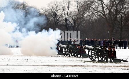 Mitglieder der Königstruppe Royal Horse Artillery feuern einen Royal Salute mit 41 Pistolen im Hyde Park, um den 60. Jahrestag der Thronbesteigung der Königin zu feiern. Stockfoto