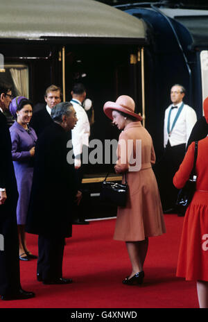 Königin Elisabeth II. Begrüßt Kaiser Hirohito von Japan an der Victoria Station. Prinzessin Margaret wird hinter dem Kaiser gesehen. Stockfoto
