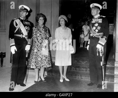 Prinzessin Anne und Prinz Andrew warten im Hintergrund, als König Paul und Königin Frederika von den Hellenen mit Königin Elizabeth II und dem Herzog von Edinburgh, links, für Fotografen im Buckingham Palace posieren. Stockfoto