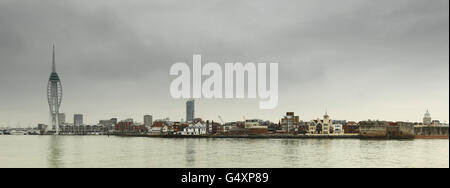 Eine allgemeine Ansicht von Portsmouth vom Fort Blockhouse in Gosport - am Eingang zum Portsmouth Harbour. Der Spinnaker Tower befindet sich auf der linken Seite und der Round Tower auf der rechten Seite, von wo aus Familien zu Schiffen der Royal Navy winken, wenn sie nach Übersee abreisen oder zurückkehren. Stockfoto