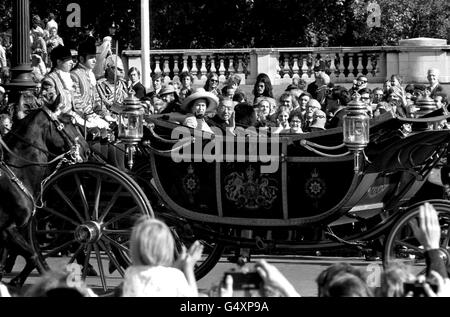 Königin Elizabeth II. Und Kaiser Hirohito von Japan fahren in einer offenen Kutsche zum Buckingham Palace, zu Beginn seines Staatsbesuchs in Großbritannien. Stockfoto