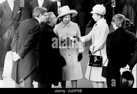Kaiser Hirohito von Japan schüttelt die Hände mit Prinzessin Anne, die von Königin Elizabeth II. Am Bahnhof Victoria zu Beginn seines Staatsbesuchs in Großbritannien beobachtet wurde. Stockfoto