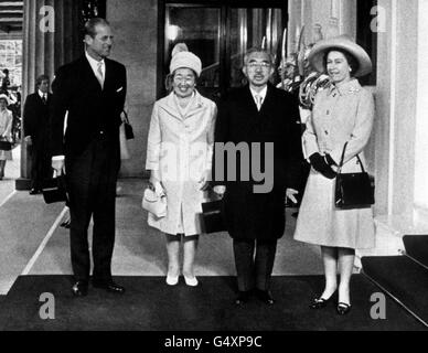 Königin Elizabeth II. Und der Herzog von Edinburgh mit Kaiser Hirohito von Japan und seiner Frau Kaiserin Nagako bei ihrer Ankunft am Buckingham Palace, zu Beginn ihres Staatsbesuchs in Großbritannien. Stockfoto