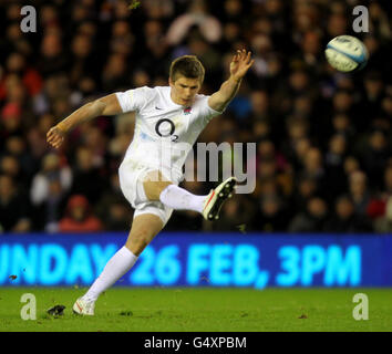 Rugby Union - RBS 6 Nations Championship 2012 - Schottland gegen England - Murrayfield. Der englische Owen Farrell tritt ins Tor Stockfoto