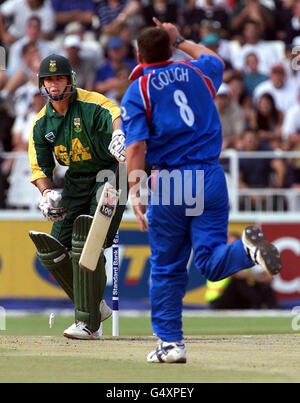 Der englische Darren Gough schält den südafrikanischen Batsman Jacques Kallis im Finale der eintägigen internationalen Dreiecksreihe im Wanderers-Stadion in Johannesburg, Südafrika, auf eine Ente. Stockfoto