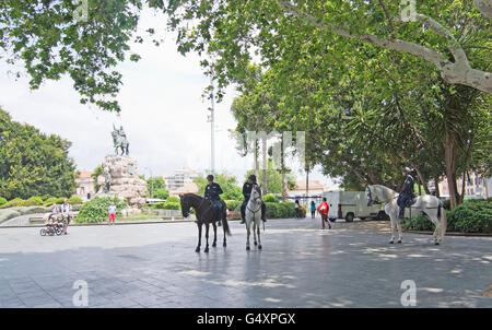 Tapfere Männer auf Pferden, Skulptur und echten Polizisten in Palma De Mallorca, Balearen, Spanien am 19. Mai 2016. Stockfoto