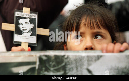 Ein Kind bei einer Anti-Pinochet-Demonstration vor dem Hohen Gericht. Der hohe Gerichtshof hat die Weigerung von Innenminister Jack Straw, einen medizinischen Bericht über General Pinochet offenzulegen, überstimmt und entschieden, dass der Bericht Ländern zur Verfügung gestellt werden sollte, die ihn ausliefern wollen. * Länder, die den ehemaligen chilenischen Diktator ausliefern wollen. Stockfoto