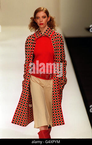 Ein Model trägt ein Outfit aus Betty Jacksons Herbst/Winter 2000 Kollektion im Rahmen der London Fashion Week. Stockfoto