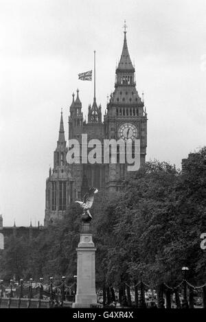 Ein Union Jack, der am Halbmast vor den Houses of Parliament fliegt, als Hommage an den Herzog von Windsor, der im Alter von 77 Jahren starb. Stockfoto