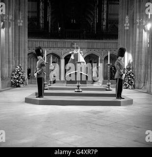 Offiziere der Grenadier Guards, gebeugte Köpfe und Hände über ihre Schwerter, stehen in einer stillen Mahnwache um den Sarg, während der Herzog von Windsor in der St. George's Chapel, Windsor Castle, im Staat liegt. Stockfoto