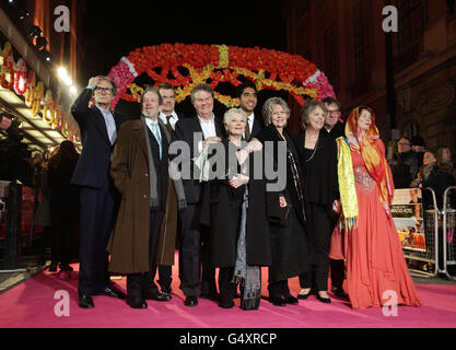 Die Darsteller des Films, darunter Bill Nighy (links) Dame Judi Dench (Mitte), Dev Patel (6. Links) und Celia Imrue (rechts), die zur UK-Premiere des Best Exotic Marigold Hotels im Curzon Mayfair im Zentrum von London kommen. DRÜCKEN Sie VERBANDSFOTO. Bilddatum: Dienstag, 7. Februar 2012. Bildnachweis sollte lauten: Yui Mok/PA Wire Stockfoto