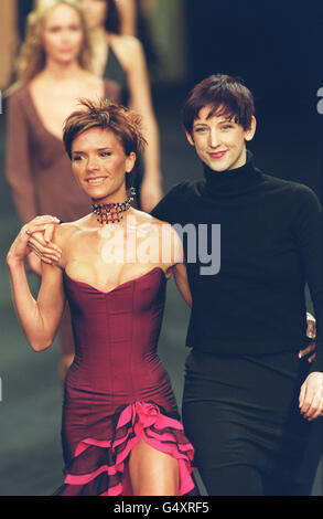 Spice Girl Victoria Beckham auf dem Laufsteg mit Designerin Maria Grachvogel, nachdem sie ihr Debüt in der Grachvogels Herbst/Winter Collection 2000 im Rahmen der London Fashion Week gegeben hatte. Stockfoto