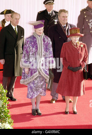 Königin Elizabeth II. Im Schloss Windsor mit der dänischen Königin Margrethe von Dänemark, (links) dem Herzog von Edinburgh und (rechts) Prinz Henrik.die dänische Königin kam in Begleitung ihres Mannes Prinz Henrik zu einem dreitägigen Besuch an. * während ihres Besuches besuchen die Gäste des dänischen Königshauses Liverpool und Edinburgh sowie den Dome in Greenwich und die Millennium Bridge, eine Fußgängerbrücke, die von einem dänischen Unternehmen über die Themse gebaut wurde. Stockfoto