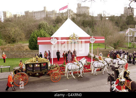 Königin Elizabeth II. Und Königin Margrethe von Dänemark warten auf den australischen Staatsbus, der am Ankunftspavillion im Schatten von Windsor Castle Halt macht. Die dänische Königin wird auch von ihrem Ehemann Prinz Henrik begleitet. * die Gäste des dänischen Königshauses besuchen das Vereinigte Königreich an drei Tagen, wo sie Liverpool und Edinburgh sowie den Dome in Greenwich und die Millennium Bridge besuchen werden, eine Fußgängerbrücke, die von einem dänischen Unternehmen über die Themse gebaut wurde. Stockfoto