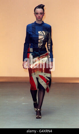 Ein Model trägt ein Design aus der Herbst/Winter 2000 Kollektion von Russell Sage während der London Fashion Week. Stockfoto