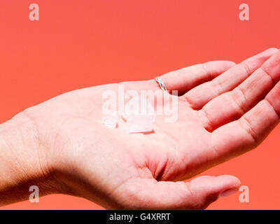 Namibia, Erongo, Walvis Bay, Dorob Nationalpark, Salz in der hand Stockfoto