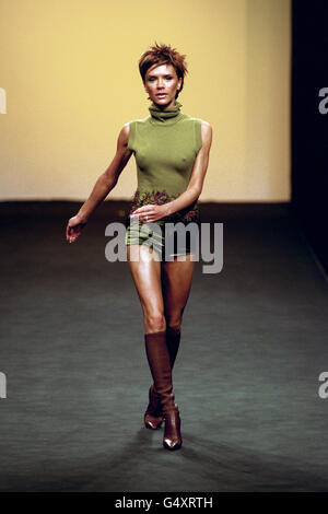 Spice Girl Victoria Beckham gibt ihr Debüt auf dem Laufsteg mit ihrem Auftritt in der Grachvogels Herbst/Winter Collection 2000 Show, im Rahmen der London Fashion Week. Stockfoto