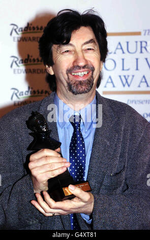 Theaterregisseur Trevor Nunn, nachdem er den besten Regiepreis des Schauspielers Alan Bates während der Laurence Olivier Awards 2000 am Lyceum Theatre in London erhalten hatte. Stockfoto