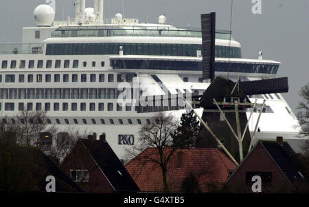 Der neue Super Liner von P&O die 200 Millionen 76,000 Tonnen schwere Aurora verlässt die Meyer Werft in Papenburg, um die Ems zu befahren, um mit den Probefahrten zu beginnen. Stockfoto