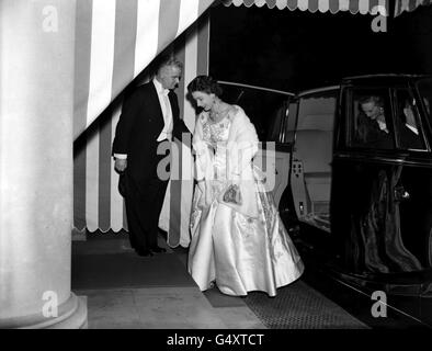 Königin Elizabeth II. Kommt im Winfield House, der Residenz des amerikanischen Botschafters im Regent's Park, London, an, um an einem Thanksgiving Day Dinner teilzunehmen, das von dem amerikanischen Vizepräsidenten Richard Nixon gegeben wurde. Stockfoto