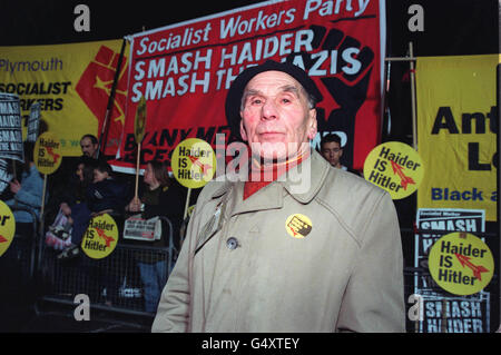 Leon Greenman, 90, Überlebender des Nazi-Konzentrationslagers Auschwitz, vor der österreichischen Botschaft in London, als mehr als 500 Menschen sich versammelten, um gegen die neue Koalitionsregierung in Österreich zu protestieren, in der die rechtsextreme Freiheitliche Partei enthalten ist. * Überlebende und Angehörige von Holocaust-Opfern schlossen sich in London antirassistischen Demonstranten an, die gegen rechtsextreme Elemente innerhalb der neuen österreichischen Regierung protestierten. Auf dem Plakat steht 'Haider is Hitler'. Stockfoto