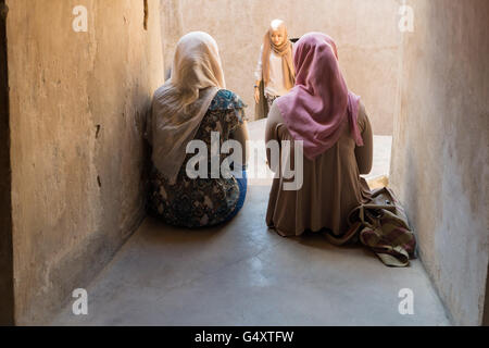 Indonesien, Java, Yogyakarta, Muslime in der Moschee Sumur Gumuling sitzen Stockfoto