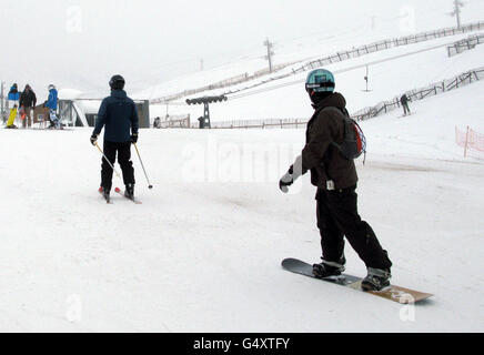 Snowboarder im Glenshee Ski Center in Aberdeenshire, das Zentrum hat das größte Liftsystem Großbritanniens und erstreckt sich über vier Berge mit einer Höhe von 3.504ft. Stockfoto