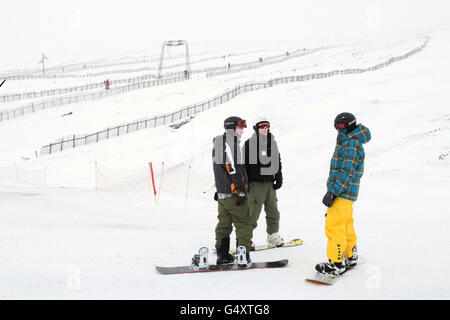 Snowboarder machen eine Pause im Glenshee Ski Center in Aberdeenshire, das Zentrum hat das größte Liftsystem Großbritanniens und erstreckt sich über vier Berge, die bis zu 3.504 Fuß hoch sind Stockfoto