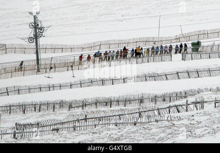 Mit Blick auf das Glenshee-Skizentrum in Aberdeenshire verfügt das Zentrum über das größte Liftsystem Großbritanniens und erstreckt sich über vier Berge mit einer Höhe von bis zu 3.504 Fuß. Stockfoto