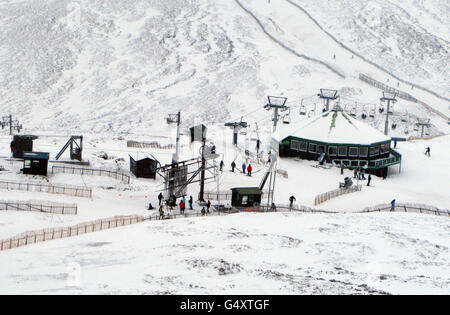 Snowboarder im Glenshee Ski Center in Aberdeenshire, das Zentrum hat das größte Liftsystem Großbritanniens und erstreckt sich über vier Berge mit einer Höhe von 3.504ft. Stockfoto