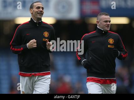 Fußball - Barclays Premier League - Chelsea / Manchester United - Stamford Bridge. Rio Ferdinand von Manchester United (links) und Wayne Rooney (rechts) wärmen sich auf Stockfoto