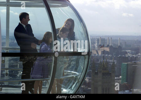 Der Herzog von York feiert seinen 40. Geburtstag hoch über London in einer der Gondeln des Millennium Wheel mit seiner Ex-Frau Sarah, der Herzogin von York, der er noch sehr nahe steht, und ihren Töchtern Prinzessinnen Beatrice und Eugenie. *der geschäftige Geburtstag ist ein Hinweis auf den Herzog, der gesagt hat, er sei überzeugt, dass das Leben wirklich um 40 Uhr beginnt. Stockfoto