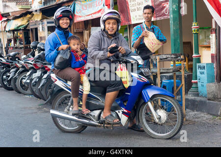 Indonesien, Java, Yogyakarta, Straßenszene - Familie auf einem Roller Stockfoto