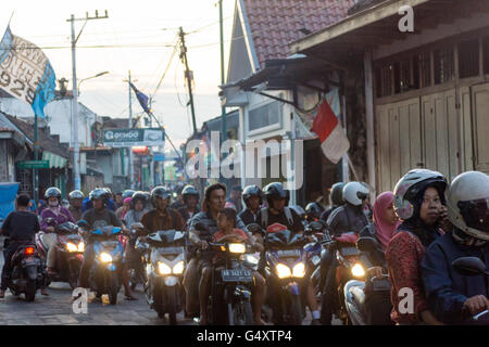 Indonesien, Java, Yogyakarta, Straßenszene - Straßenverkehr Stockfoto