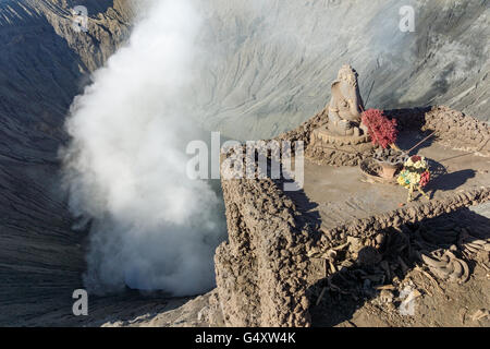 Indonesien, Java, Probolinggo, Opfern über das Rauchen-Krater des Vulkans Bromo Stockfoto