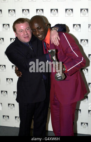 Schauspieler Ray Winstone (links) und Kleiderdesigner Ozwald Boateng, Gewinner des britischen Herrenmode-Designers des Jahres, bei den Rover British Fashion Awards 2000 im Natural History Museum in London. Stockfoto