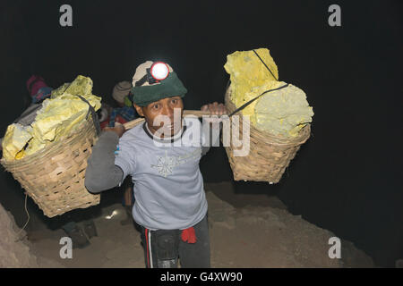 Indonesien, Java, Bondowoso, Bergbau auf dem Vulkan Ijen Schwefel Stockfoto