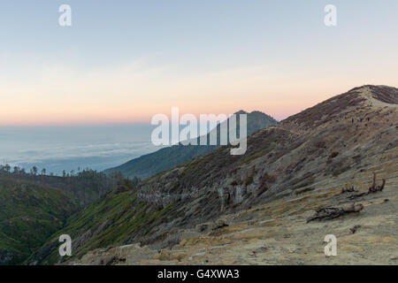 Sonnenaufgang am Vulkan Ijen, Bondowoso, Java, Indonesien Stockfoto